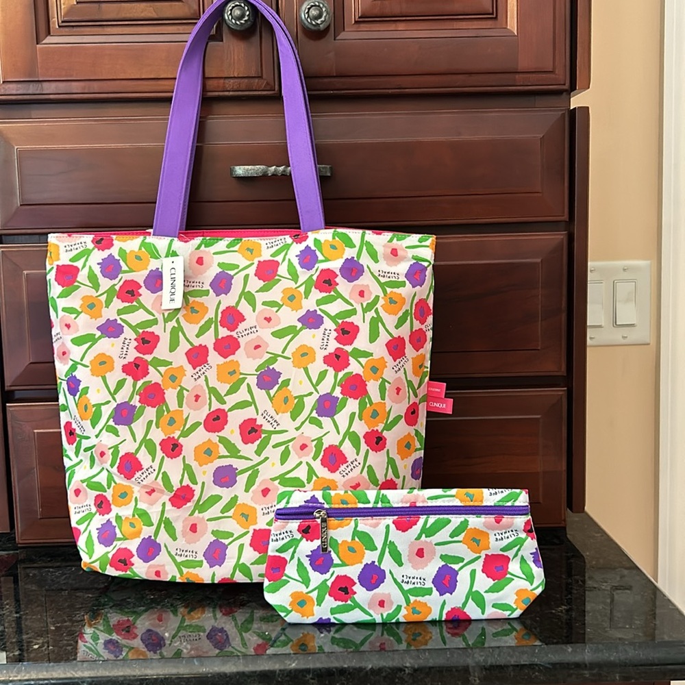 CLINIQUE REVERSIBLE TOTE AND POUCH